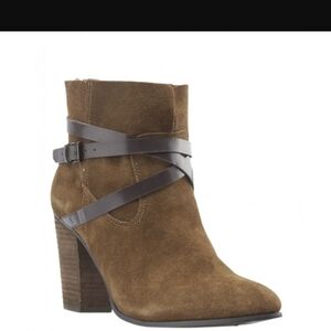 𝅺Carlos Santana size 8.5 suede booties
